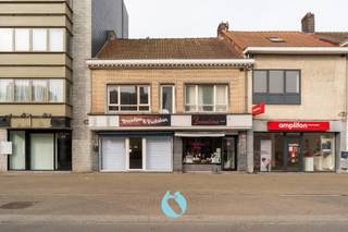 <p>Op de Grote Markt van Zelzate bieden wij de nummers 60 en 62 gezamenlijk te koop aan. Beide panden zijn momenteel gekend als handelshuizen, maar bieden dankzij hun strategische ligging en commerciële zichtbaarheid een uitzonderlijke opportuniteit voor projectontwikkeling.</p><p></p><p>Op een centrale locatie met een sterke passage en een uitstekende bereikbaarheid, lenen deze eigendommen zich perfect voor een herontwikkeling naar een residentieel project met onder andere commerciële invulling op het gelijkvloers, combinatie wonen/werken of een ander concept (onder voorbehoud van stedenbouwkundige vergunningen).</p><p></p><p>De combinatie van twee naast elkaar gelegen panden creëert extra mogelijkheden op vlak van volume, indeling en rendement. Een zeldzame kans voor ontwikkelaars, investeerders of ondernemers die op zoek zijn naar een project met visibiliteit en potentieel op deze locatie.</p><p></p><p>Troeven</p><ul><li><p>Centrale ligging op de Grote Markt</p></li></ul><ul><li><p>Twee naast elkaar gelegen panden</p></li><li><p>Interessant ontwikkelingspotentieel</p></li><li><p>Goede bereikbaarheid en parkeermogelijkheid</p></li></ul><p>Wilt u deze eigendom en zijn troeven zelf ontdekken, neem dan zeker contact op voor het plannen van een bezoek ter plaatse.<br /><strong><u>Interesse?</u></strong> Contacteer Steffi telefonisch op 0498/50.50.94 of per mail steffi@vastgoeddevos.be </p>