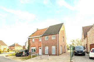 Welkom in deze instapklare woning op een toplocatie waar licht en rust samenkomen. De verzorgde woning, gebouwd in 2001, bevindt zich in een...