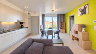 In de hoppestad Poperinge, in een aangename en centrale omgeving bevindt zich dit recent appartement. Het gaat om een appartement gelegen op de 2e verdieping van Residentie Zilvertorens. Residentie Zilvertorens is een uniek project in Poperinge, gebouwd in 2014. Het appartement bestaat uit een ruime woonkamer met open keuken. <br /><br />Deze keuken is volledig geïnstalleerd met ingebouwde koelkast, vriesvak, inductiekookplaat, combioven, dubbele spoelbak en vaatwasmachine. Vervolgens bestaat dit lichtrijk appartement uit een praktische berging, 2 slaapkamers, badkamer met inloopdouche, toilet en wasmeubel, apart toilet, terras zowel aan voorkant als achterkant, fietsenstalling en één parkeerplek. <br /><br />Met zijn ligging vlakbij het station van stad Poperinge bent u in een mum van tijd in andere steden. Ook zijn de supermarkten, buurtwinkels en het openbaar vervoer in de nabije omgeving gelegen. <br /><br />Centrale verwarming op gas<br /><br />EPC B !<br /><br />Gemeenschappelijke kosten: 65 euro/maand<br /><br />Vrij vanaf: 01/12/2026.<br /><br />Met behulp van AI werden er overbodige zaken verwijderd.<br /><br />Benieuwd naar dit appartement te huur in Poperinge? Neem vandaag nog contact op met Immo Francois. Onze vastgoedexperten begeleiden je graag bij een bezoek. Denk je eraan om je woning/appartement in Poperinge te verhuren. Neem vrijblijvend contact op met Emmy Gesquiere van Immo Francois in Poperinge voor een gratis schatting via poperinge@immofrancois.be.<br /><br />