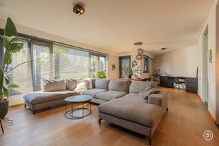 <p>In het landelijke en rustige Sint-Amands vinden we dit ruim appartement terug, gelegen op de gelijkvloerse verdieping van de residentie Scheldemolens. Het appartement beschikt over een uitstekende locatie, op wandelafstand van scholen, winkels en openbaar vervoer. Bovendien bevindt het appartement zich vlak aan de Schelde, waar je een aangename wandeling kan gaan maken.<br /><br />Via de inkomhal met ingemaakte kasten, bereiken we enerzijds het gastentoilet en anderzijds de ruime leefruimte met aansluitend een volledig geïnstalleerde keuken. De keuken werd recent vernieuwd en zal ook nog volledig afgewerkt worden. Verder biedt de keuken de toegang naar een praktische berging.<br /><br />Verder vinden we drie slaapkamers terug waarvan één met aansluitend een badkamer voorzien van douche in bad en dubbele lavabo. De tweede badkamer is voorzien van een douche en lavabo. Een tweede toilet kunnen we terugvinden in de nachthal. <br /><br />De raampartijen in de leefruimte geven toegang tot het terras aan de voorkant.<br /><br />Het appartement beschikt over een tweede terras. Vanop dit terras heb je zicht op de gemeenschappelijke tuin.<br />Genieten van een aperitief was nog nooit zo aangenaam.<br /><br />Heb je interesse in dit gelijkvloers appartement met drie slaapkamers en twee terrassen?<br />Neem gerust contact op via roy@julimmo.be of 0498 62 74 71.</p>