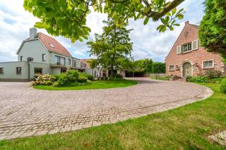 Langs de Pittemsesteenweg in Tielt vinden we dit uiterst unieke commercieel gebouw terug. <br />Dit huis (320m² bw opp volgens EPC) werd vroeger gebruikt als kantoor en expositieruimte. Op de eerste verdieping is hier nog een appartement wat de mogelijkheden eindeloos maakt!<br />De hoofdwoning (286m² bw opp volgens EPC) ligt in tweede lijn op een totaal perceel van ca 4.000m². Hier geniet je van alle privacy en een zalige groene omgeving. De landelijke elementen, de zonovergoten en groene tuin maken het hier zalig vertoeven.<br /><br />Indeling van het huis (29):<br />Gelijkvloers<br />- inkomhal<br />- bureel <br />- kitchenette<br />- garage<br />- polyvalente ruimte (voormalige expositieruimte)<br />- staanplaatsen<br />Eerste verdieping (appartement)<br />- woonruimte met dakterras <br />- keuken (2012)<br />Tweede verdieping<br />- twee slaapkamers <br />- badkamer<br /><br />Indeling van het huis (29B):<br />Kelder<br />Gelijkvloers<br />- inkomhal met gastentoilet<br />- woonkamer met open haard en voorzien van volle parket (2023)<br />- goed uitgeruste keuken (2019) met bijkeuken/berging<br />- veranda (2003) met bourgondische dallen<br />Eerste verdieping<br />- nachthall<br />- 3 slaapkamers (deels met airco)<br />- badkamer<br />- apart wc<br />- dakterras <br />Zolder<br />Tuin<br />- diverse terrassen verspreid over de tuin waardoor je optimaal kan genieten<br />- visvijver met filtersysteem<br />- tuinberging<br />- parkeergelegenheid en berging op het binnenplein<br /><br />Troeven van deze eigendom:<br />- unieke combinatie wonen en werken (alle nutsvoorzieningen zijn gesplitst)<br />- conforme elektriciteit <br />- commerciële troeven<br /><br />EPC: 258 kWh/m² / UC: 3862738<br />EPC: 320 kWh/m² / UC: 3859403<br /><br />Bestuursmaatregelen in het maatregelenregister: nee