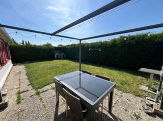 <p><span><strong>Woning nr. 119 Domein Duinendaele</strong></span></p><p><span><span>Geniet van rust en comfort in deze charmante vakantiewoning, ideaal gelegen in het centrum van het groene domein </span><strong>Duinendaele</strong><span>. Een ideale plek om te ontspannen, op enkele minuten van zee en natuur.</span></span></p><p><span><strong>Indeling:</strong></span></p><ul><li><span><span>Gezellige, ruime living apart van de keuken</span></span></li><li><span><span>1 slaapkamer op het gelijkvloers</span></span></li><li><span><span>2 slaapkamers op de verdieping</span></span></li><li><span><span>Verzorgde badkamer met toilet</span></span></li><li><span><span><strong><u>Volledig vernieuwde verwarming voorzien van een daikin warmtepomp dat zowel dient voor verwarming als voor verkoeling.</u></strong></span></span></li></ul><p><span><span>De afgesloten tuin, perfect zuidgericht, biedt je de hele dag door zon en privacy.</span></span></p><p><span><span>Met zijn rustige ligging, zonnige tuin en praktische indeling is dit de ideale woning voor wie op zoek is naar een tweede verblijf of een gezellige vakantiewoning dicht bij de kust.</span></span></p><p><span><span>Het vakantiedomein beschikt over verschillende sporttereinen en in de zomer kan u genieten van een openlucht zwembad bewaak door een redder.</span></span></p><p><span><strong>Belangrijk:</strong><span> ook hier geldt de renovatieplicht.</span></span></p>