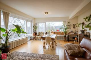 Gelegen op de 2e verdieping, bestaande uit inkomhal, ruime lichtrijke living met eetplaats, keuken, berging, 2 slaapkamers, badkamer en...