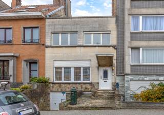 Wijk SCHWEITZER: Op een centrale ligging in Sint-Agatha-Berchem ontdekt u deze ruime eengezinswoning met vier slaapkamers, een zeer grote leefruimte en een aangename stadstuin, gelegen op wandelafstand van winkels, scholen en openbaar vervoer.
Op het gelijkvloers komt u binnen in een ruime, volledig betegelde woonkamer die in verbinding staat met de keuken, gevolgd door een extra kamer die kan dienen als bureau of slaapkamer, met een extra douchekamer en toilet, en met directe toegang tot het terras.
De woning is volledig onderkelderd en beschikt over een garage voor 1 à 2 wagens met manuele poort.
Op de eerste verdieping bevinden zich vier slaapkamers met laminaatvloer en een tweede badkamer met ligbad en toilet.
Deze eigendom biedt een groot potentieel mits een volledige renovatie.
Er is bovendien de mogelijkheid om een extra verdieping te bouwen, onder voorbehoud van het verkrijgen van een vergunning van de gemeente Sint-Agatha-Berchem.
Geïnteresseerd? Plan snel uw bezoek via onze website en ontdek het potentieel van deze charmante stadswoning!
EPC 736 kWh/m² jaar
Klasse G