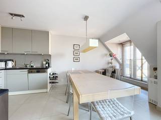 Mooi gemeubeld appartement gelege vlak bij zee en in het centrum van Sint-Idesbald. Indeling: inkomhal met toilet, eetkamer, ingerichte keuken, living, TV-kamer of bureau, badkamer, slaaphoek, slaapkamer en tweede badkamer. Terras met zijdelings zeezicht. Mogelijkheid tot aankoop van een garage in nabijgelegen residentie. Ref. Plaza 0501