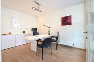 Op zoek naar een centraal gelegen kantoorruimte in het bruisende centrum van Deinze? Deze instapklare kantoorruimte van ca. 115 m² bevindt zich in residentie Cleveland, pal op de Markt en omringd door gezellige horecazaken, winkels, culturele hotspots en het groene recreatiegebied De Brielmeersen. Dankzij de uitstekende bereikbaarheid, zowel met de auto als met het openbaar vervoer, is dit een topadres voor wie vlot bereikbaar wil zijn voor klanten en medewerkers.<br /><br />De indeling is functioneel: een ontvangstruimte, een vergaderzaal, een open bureauruimte met meerdere werkplekken, een archiefruimte en een volledig uitgeruste keuken met toegang tot een gemeenschappelijke buitenruimte achteraan.<br /><br />Beschikbaar uiterlijk op 31 december 2025. Ideaal om nadien je eigen zaak te vestigen of om te investeren op een toplocatie met hoge verhuurpotentie.<br /><br /><strong>Troeven:</strong><br />- EPC-label B<br />- Elektriciteit conform<br />- Asbestveilig<br />- Centrale verwarming op aardgas<br /><br />Benieuwd naar de mogelijkheden van dit kantoor op de Markt in Deinze? U kunt vrijblijvend een persoonlijke rondleiding aanvragen via guillian@landbergh.be of 09 278 78 79.