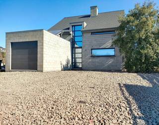 We laten je graag kennismaken met deze vrijstaande eengezinswoning gelegen in de stadsrand van Zottegem, de poort tot de Vlaamse Ardennen.Het pand is...
