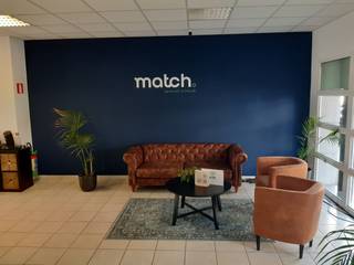 Dit handelspand/kantoor is uitstekend gelegen langsheen de Beverestraat in Oudenaarde.Het pand beschikt over een praktische, open werkruimte die naar...