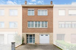 <p>We Invest vous propose cette maison 2 façades idéalement située à Braine-l’Alleud, à proximité de la gare et du Ring.<br /><br />Développant 152 m² sur un terrain de 2,35 ares, cette maison construite en 1972 offre trois chambres, deux terrasses, un jardin et un grenier de 29 m² déjà aménagé.<br /><br />Le rez-de-chaussée se compose d’un hall d’entrée avec WC, d’une buanderie et d’un garage de 24 m².<br />Au premier étage, vous découvrirez un beau séjour de 31 m² et une cuisine équipée. Ainsi qu'une première terrasse de 10 m², accessible depuis le séjour, est reliée au jardin par un escalier.<br />Le deuxième étage accueille trois chambres de 12, 11 et 7 m², cette dernière idéale comme bureau ou chambre d’enfant, ainsi qu’une salle de douche.<br />Le dernier niveau est occupé par le grenier, aménagé en coin bureau ou salon TV, sa hauteur sous plafond est de 1m80.<br /><br />À l’extérieur, vous profiterez d’une seconde terrasse de 15 m², d’un jardin plat orienté ouest et de deux emplacements de parking extérieurs.<br /><br />D’un point de vue technique, le bien bénéficie d’un PEB C, de châssis PVC double vitrage et d’un chauffage ainsi que d’une climatisation assurés par des pompes à chaleur air-air réversibles. L’installation électrique est à remettre aux normes et le revenu cadastral s’élève à 1.395 €.<br />Le bien sera disponible 1 mois après l'acte authentique. <br /><br />Une maison idéale pour une famille souhaitant s’installer près des écoles et créer un intérieur à son image.<br /><br />Informations et visites au 02/319.46.46 ou via demandes.bw.centre@weinvest.be.</p>