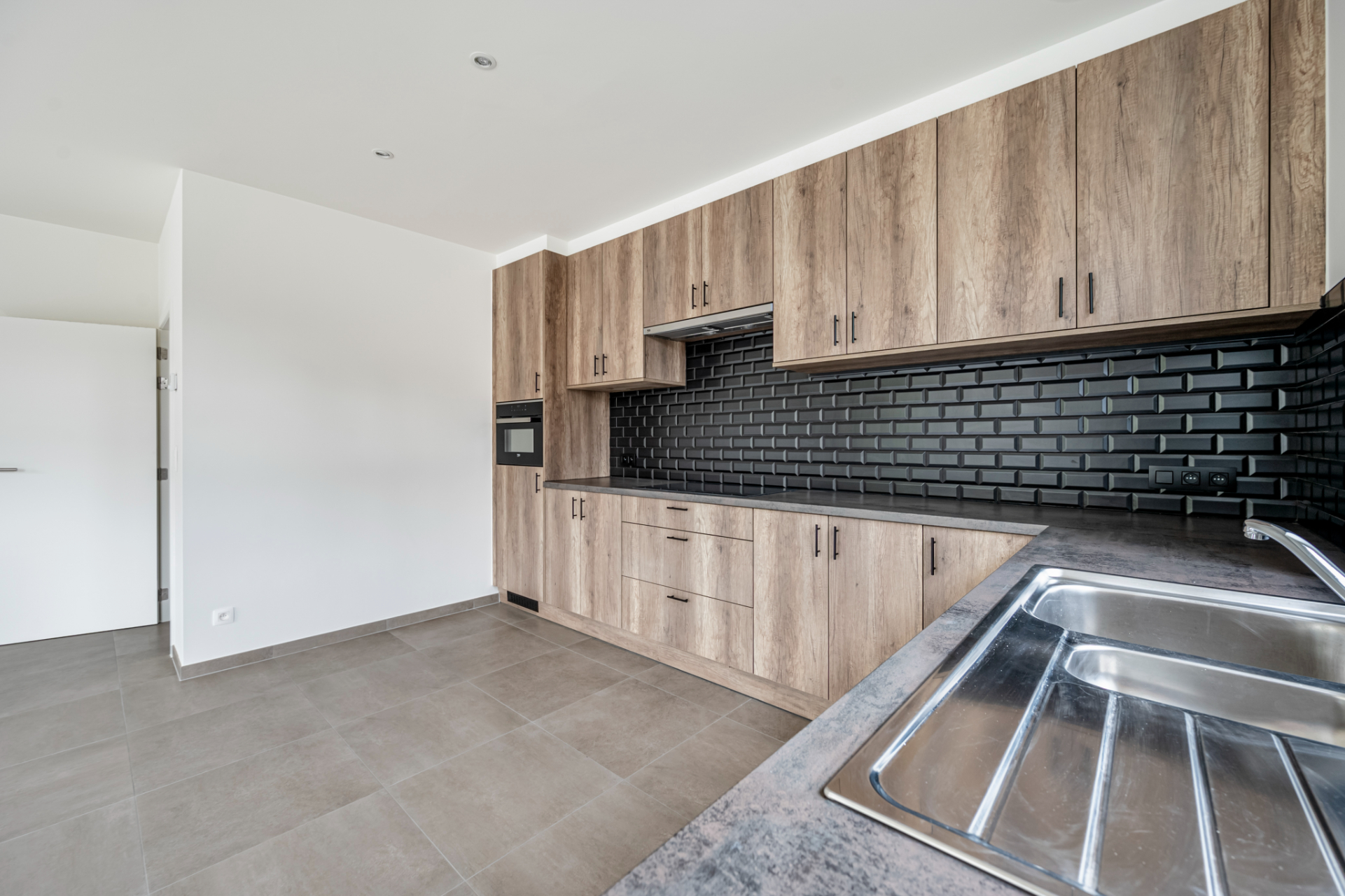 Ruim gelijkvloers appartement met 2 slaapkamers. - foto 4