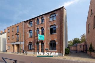 In Lebbeke bevindt zich dit aangename duplex appartement met een bewoonbare oppervlakte van ca. 91 m². De combinatie van de ruime leefoppervlakte, de indeling over twee verdiepingen en het terras zorgt voor een comfortabel appartement met een echt woongevoel.De leefruimtes genieten van een aangename lichtinval en bieden voldoende plaats voor een gezellige zithoek en eetruimte. Het duplexkarakter creëert bovendien een duidelijke scheiding tussen de verschillende woonfuncties. Het appartement beschikt over één slaapkamer en een terras, ideaal om buiten te genieten.Ook op energetisch vlak scoort het appartement goed dankzij het gunstige EPC-label B.Karakteristieken•Bewoonbare oppervlakte van ca. 91 m²•Duplex appartement•1 slaapkamer•Terras•EPC-label B•Ruime en praktische indeling•Gelegen in LebbekeEen interessant appartement voor wie op zoek is naar een ruime éénslaapkamerwoning met terras en een gunstige energiescore.