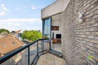 <p><span>Deze centraal gelegen serviceflat op de derde verdieping biedt een unieke opportuniteit in het hart van Vilvoorde  zowel voor investeerders als voor wie op zoek is naar een comfortabele woonoplossing. Met een aantrekkelijk rendement dankzij een maandelijkse huurprijs van 1.061 euro en een uiterst betrouwbare huurder het woonzorgcentrum zelf bent u verzekerd van een zorgeloze en stabiele investering. Het woonzorgcentrum huurt de flat reeds jarenlang en staat in voor zowel de punctuele huurbetalingen als het onderhoud, wat zorgt voor maximale gemoedsrust. Bent u eerder op zoek naar een eigen plek om te wonen? Ook dan is deze flat bijzonder interessant. Dankzij de goede ligging en het comfort biedt ze een veilige en aangename woonomgeving.</span></p><p><span>De indeling is praktisch en doordacht. Bij het binnenkomen via de inkomhal, voorzien van ingebouwde kasten, komt u terecht in een ruime en lichte leefruimte met open keuken. Deze gezellige ruimte geeft uit op een zonnig terras met een aangenaam uitzicht  ideaal om even te ontspannen.De nachthal leidt naar een comfortabele badkamer en een apart toilet, beide volledig uitgerust. De ruime slaapkamer biedt toegang tot een tweede terras, perfect voor een rustig moment in openlucht.</span></p><p><span>Kortom, deze serviceflat combineert een sterke investering met een functionele en comfortabele woonoplossing. Dankzij de uitstekende ligging en de zorgeloze verhuurformule is dit een kans die u niet mag missen.<br /><br /><br /></span></p><p><span> </span></p>