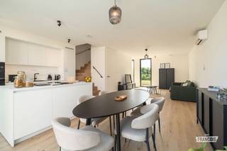 Op een rustige locatie in Herzele situeert zich deze instapklare, energiezuinige nieuwbouwwoning. <br /><br />Deze woning geniet van een logische indeling en heeft met haar E3 peil een laag verbruik. Bij het betreden van de woning komt u aan de inkom met apart gastentoilet. Aansluitend is er de lichtrijke woonkamer met volledig geëquipeerde keuken, voorzien van AEG toestellen. Handig is de aparte berging op het gelijkvloers. <br /><br />Op het verdiep zijn er 3 slaapkamers en een badkamer met inloopdouche en dubbele wastafel. Op het verdiep is er ook een aparte toilet voorzien.<br /><br />De woning is voorzien van een lucht-lucht-warmtepomp die zowel koelt als verwarmt, zonnepanelen, een lucht-water warmtepompboiler (200l), een regenwaterput van 7.500 liter, 3-dubbel zonwerend glas in alle ramen... Kortom heeft deze woning alles wat u nodig heeft. Interesse? Neem dan zeker contact op en plan uw bezoek in op het bezoekmoment! <br /><br /><ul><li>De vermelde prijs is excl. BTW. <br /><br />Grondaandeel: €83,761,00 excl. registratierechten<br /><br />Constructie: €265.239,00 excl. 21% BTW<br /><br /></li></ul>