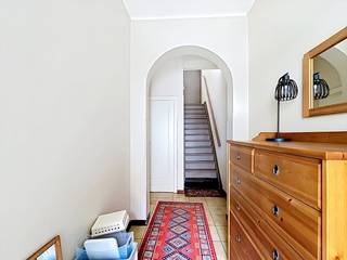 LIEU :Cette maison située au 6 de la Gouvernementstraat bénéficie d'un excellent emplacement très recherché à Aalter. Ici, vous découvrirez l'équilibre parfait entre un cadre de vie calme et agréable et la commodité de toutes les commodités de la ville telles que les restaurants, les écoles et les magasins à deux pas.Aalter est connue pour sa forte mobilité. Vous pouvez rejoindre la gare en un rien de temps et les entrées de l'E40 (en direction de Gand et Bruges) sont également très faciles d'accès.DISPOSITION :Hall d'entrée - salon - cuisine (cuisinière, four, hotte, évier) - sous-sol - hall supérieur - 3 chambres - salle de bain avec douche et toilettes - terrasse - rangement extérieur - toilettes extérieures - jardin. INFORMATIONS SUPPLÉMENTAIRES :Cette maison est disponible dès maintenant.Le chauffage est assuré au gaz naturel via des radiateurs.Dans la plupart des endroits, des luminaires sont fournis ainsi que des volets au rez-de-chaussée et des volets roulants à l'étage.Grâce à la terrasse confortable et à l'agréable jardin, vous pourrez profiter de moments amusants en plein air.DEMANDE DE VISITE : Vous souhaitez visiter cet appartement ? N'oubliez pas de demander votre visite via MijnhuurProfiel sur le site Web de Dewaele !