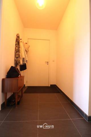 Bent u opzoek naar een instapklaar én recent appartement met twee slaapkamers, ruim terras én een autostaanplaats?<br />Lees en kijk dan snel even verder!<br /><br />Dit gezellig appartement is ideaal gelegen, in het centrum van Elversele. Scholen, winkels en het openbaar vervoer zijn vlakbij (op wandelafstand). Tevens zijn er verschillende wandel- en fietsroutes in de buurt dus dit appartement is ideaal voor natuurliefhebbers! Dit appartement heeft een gunstige EPC-waarde met label A (!). Dit appartement heeft achteraan een privatieve autostaanplaats én een kelderberging op -1. <br /><br />Indeling:<br />Ruime inkomhal met gastentoilet. Lichtrijke leefruimte met open keuken. De keuken is geïnstalleerd met kasten en toestellen. Berging met aansluiting voor het wasmachine en de droogkast. Badkamer met ligbad en dubbel lavabomeubel. Twee slaapkamers met rechtstreeks toegang tot het ruime én zonnige terras met een prachtig uitzicht over de gemeenschappelijke tuin achteraan. <br /><br />Dit appartement is vrij vanaf 1 oktober 2026 of eventueel vroeger, vanaf 1 september 2026.<br />De gemeenschappelijke kosten bedragen €25,00 per maand.