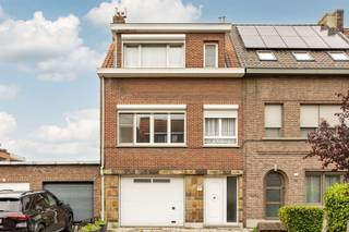 <p>House to renovate with garden in a quiet, child-friendly neighborhood.</p><p>This house is located in the heart of Merksem, a lively neighborhood surrounded by stores, schools and recreational facilities within walking distance. With public transport and the main arterial roads around the corner, you will be in the center of Antwerp in no time. Need to park? That's easy in the street or in front of the door.</p><p>- Spacious family home with many possibilities<br />- Large living spaces and pleasant light<br />- Sunny garden with spacious terrace<br />- Garage and extra storage room for lots of storage space</p><p>The house welcomes you with a practical entrance hall on the ground floor, with access to the garage and technical storage room with connection for washing machine. Adjacent is the sunny garden with large terrace.<br />On the second floor you will find the bright living space, and a fireplace as an eye-catcher. The large windows generously bring in daylight and provide an open, airy feeling. There is also a kitchen to be renovated and a separate toilet in the hall.</p><p>The upper floor offers 2 comfortable bedrooms and a bathroom with shower.</p><p>The property offers an excellent base for those looking for space and potential to create a warm family home to their own taste.</p><p>Curious? Plan your visit via sinjoor.be.</p>