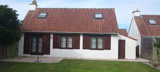 <p>Te koop in Bredene: vakantiewoning, zeewind 2.</p><p>Privé parkeerplaats, gezamenlijk verwarmd zwembad, tennisplein, speeltuin, sportveld, ...<br />Lago Bredene op wandelafstand. Strand op wandelafstand.</p><p>Beneden: inkomhal met kapstok en trap, living en open keuken (koelkast, diepvries, kookplaat, oven, microgolf, vaatwasser, wasbak), slaapkamer, badkamer met lavabo, douche en toilet, apart toilet.</p><p>Naast het huis: berging.<br />Zuidgerichte tuin en terras, tuinhuis met tuinmeubilair.</p><p>Eerste verdieping: twee slaapkamers, grote ingemaakte kasten.</p><p>Volledig ingericht. Ook babybed en kinderstoel aanwezig. Luiken aan de ramen.</p><p>Electriciteit conform, geen asbest, EPC f.</p><p>Interesse? Maak via een afspraak voor de kijkdag op 7/11. Enkel op afspraak tussen 13u30 en 15u30. Mail naar huisjezeewind op gmail of bel.</p>