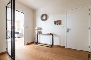 Ruim, lichtrijke penthouse met terras van ca. 55m² te Minderhout!INDELING:- Inkomhal- Bureau/ slaapkamer- Zeer lichtrijke leefruimte op parket-...