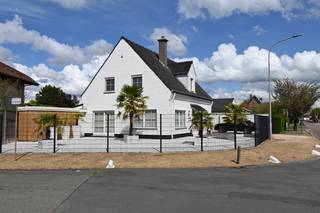 In een bijzonder gegeerde en residentiële wijk van De Pinte bevindt zich deze charmante open bebouwing. Deze eigendom biedt een...