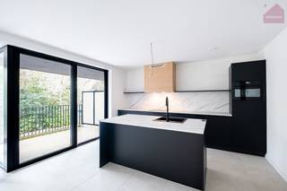 <strong>In de dorpskern van Klein Vorst bevindt zich Residentie Quercus, een doordacht nieuwbouwproject waar comfortabel en energiezuinig wonen centraal staat. De afwerking is zorgvuldig gekozen en afgestemd op hedendaags wooncomfort, met aandacht voor licht, ruimte en gebruiksgemak. De appartementen behalen een uitzonderlijk lage energieprestatie (E-peil E8 of lager), wat zorgt voor lagere energiekosten en een aangenaam binnenklimaat.</strong><br /><br /><strong>Appartement 1.5</strong> bevindt zich op de eerste verdieping en heeft een bewoonbare oppervlakte van 118,50 m². Het appartement beschikt over drie slaapkamers, een badkamer met inloopdouche en dubbele wastafel, een apart toilet en een aangename leefruimte met open, volledig geïnstalleerde keuken. Vanuit de leefruimte is er directe toegang tot het terras. Het gebouw is bovendien voorzien van een gemeenschappelijke tuin, een fietsenberging en een lift, wat bijdraagt aan het dagelijks comfort.<br /><br /><strong>Duurzaam en toekomstgericht wonen</strong><br />De appartementen voldoen aan de huidige strenge energienormen en behalen een E-peil van 8. Hierdoor geniet u de eerste 5 jaar van een vrijstelling van onroerende voorheffing (K.I.).<br />Elk appartement is uitgerust met:
<ul>
<li>zonnepanelen</li>
<li>vloerverwarming in alle ruimtes (via warmtepomp)</li>
<li>ventilatiesysteem type D</li>
</ul>
Deze technieken zorgen voor een energiezuinige en comfortabele woonomgeving, afgestemd op vandaag én morgen.<br /><br /><strong>Ligging</strong><br />Residentie Quercus combineert een rustige woonomgeving met een vlotte bereikbaarheid. Winkels, scholen, horeca en sportvoorzieningen liggen op wandelafstand. Bovendien zijn de omliggende steden eenvoudig bereikbaar dankzij de nabijheid van de E313.<br /><br /><strong>Parkeerplaatsen en bergingen</strong><br />Ondergrondse parkeerplaatsen en privatieve bergingen zijn niet inbegrepen in de prijs.<br />Deze kunnen afzonderlijk worden aangekocht vanaf € 22.600,00 (excl. btw en registratie).<br /><br /><br /><strong>Voelt dit als een plek waar jij je thuis zou voelen?</strong><br />Neem dan gerust contact met ons op voor meer informatie of een bezoek ter plaatse via info@sublimmo.be of 014 84 83 69.<br />We nemen graag de tijd om alles rustig toe te lichten.<br />