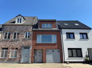 In het centrum van Mol bevindt zich deze bijzonder verzorgde en instapklare woning met inpandige garage.De woning is volledig bemeubeld, tot en met...
