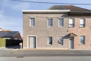 This 3-bedroom house with separate garage and pleasant garden on a plot of approximately 434m² is located in a quiet and rural area in Anzegem (Kaster). If you are looking for a home with lots of space and possibilities, this is the perfect home.LAYOUTGround floorEntrance hall - first spacious living room with fireplace - second living space with access to the terrace - kitchen with dining area - bathroom (bath, sink, toilet) - basement First floorNight hall - bedroom 1 - bedroom 2 - bedroom 3 - spacious attic with fixed staircaseYou can enjoy a pleasant garden with a spacious terrace, where there is also a garage and extra storage space.GENERAL INFO- oil-fired central heating- double glazing on the ground floor- shutters availableIf you are looking for a house with a lot of potential and large spaces, be sure to make an appointment for this property for sale in Anzegem with Matisse Vandererven on 0472 18 64 20 or via www.dewaele.com.This property is subject to the renovation obligation imposed by the Flemish government for residential buildings (unless demolished within 5 years of purchase). For more information, consult the website of the Flemish Energy and Climate Agency at https://www.vlaanderen.be/een-woning-kopen/renovatieverplichting-voor-residentiele-gebouwen