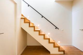 Next level living op het Zuid ! Aan het prachtige nieuwe Zuidpark vinden we dit luxueus gerenoveerd duplex appartement. Op de hoek van de Waalse Kaai en de Lakenstraat, in een karaktervol gebouw. <br />Het appartement is in 2023 energetisch verbouwd met hoogwaardige materialen, is geschilderd en instapklaar. Beschikbaar vanaf 1 juli.<br /><br />Indeling: <br />op de 2e verdieping: inkomhal met apart toilet, ruime berging, twee slaapkamers (9m² en 13m²), luxueus afgewerkte badkamer met inloopdouche, mooie eiken bloktrap die toegang verleent tot de 3e verdieping. Daar vinden we een lichtrijke leefruimte op parket met een prachtige maatwerk keuken (voorzien van alle nodige toestellen), en een ruim overdekt terras. <br /><br />Bijzonderheden:<br />Zeer veel lichtinval door de hoekligging en grote ramen.<br />Privatieve ruime kelderberging<br />Maandelijkse kosten van 50 euro (onderhoud lift en blokpolis). <br />Alle nutsvoorzieningen met eigen meters.<br />Gunstige EPC score van 105 kWh/m²<br />Airco