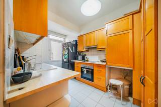 Dit appartement ligt aan de Avenue Capitaine Piret 21, op de begane grond van een woongebouw, en biedt een aangename leefomgeving in een...