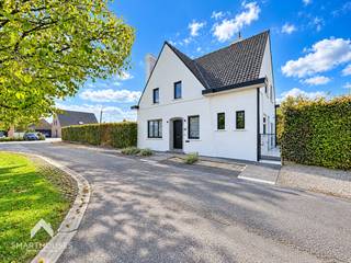 <p>Energiezuinige vrijstaande woning op een mooie locatie bestaande uit een riante inkomhal met gastentoilet, gezellige leefruimte met eet-en zithoek, volledig uitgeruste keuken met kookeiland en eetplaats, praktische was/bergplaats en een grote tuin met aangelegde zonneterrassen en losstaande garage van 25m².</p>
<p>Op de eerste verdieping zijn 3 slaapkamers waarvan 2 met ingemaakte kasten, ingerichte badkamer (inloopdouche, ligbad, dubbele lavabo en toilet) en een vaste trap naar de tweede verdieping die afgewerkt is met een ruime 4<sup>de</sup> slaapkamer en een bergzolder.</p>
<p>Extra troeven:</p>
<ul>
<li>Energiezuinig</li>
<li>Conforme keuring elektriciteit</li>
<li>Regenwaterput</li>
<li>Private oprit met ruime losstaande garage</li>
<li>Droge kelder</li>
<li>Aangelegde en omheinde tuin</li>
<li>Mooie en rustige locatie</li>
<li>Instapklaar</li>
</ul>
<p>Deze villa is te koop ZONDER makelaar via het concept van Smart Houses! Wenst u verdere inlichtingen of bezoek? Contacteer rechtstreeks de eigenaar via +32494867373</p>