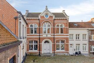 Bent u op zoek naar een uitzonderlijk vastgoed in de directe nabijheid van de Schelde op amper 20 min van Antwerpen Centrum? Hier komen geschiedenis, rust en modern comfort elkaar ontmoeten! In het hart van het pittoreske Lillo-Fort bieden wij dit voormalige gemeentehuis (1877) met aangebouwd commandeurshuis aan. Dit indrukwekkende geheel van meer dan 450 m² biedt een unieke combinatie van een vergunde woonfunctie en polyvalente werkruimtes. Het pand is vlot te bereiken vanuit de stad via de Scheldelaan en/of de A12, ook via de Liefkenshoektunnel bent u snel richting Waasland / E34. Bovendien zorgt de Waterbus voor een vlotte en aangename verbinding over het water. Dit historische complex in Lillo is volledig toekomstbestendig en grondig gerenoveerd, EPC-label B, conforme elektrische installatie, zonnepanelen, thuisbatterij, laadpunt, airco/warmtepompen en camerabewaking voorzien. Het pand te koop bevat: - Royale inkomhal met toegang tot diverse polyvalente ruimtes en sanitair. - Vlotte interne circulatie via de personenlift.- Sfeervolle leef- en werkruimtes met authentieke elementen, glas-in-loodramen, etc. - Voormalige raadzaal met houten schouw, mezzanine en historische dakspanten.- Ruime bovenverdieping als extra kamer(s)/studioBenieuwd naar elke hoek van dit unieke pand? Ontdek het nu zelf via de virtuele tour op dewaele.com of neem contact met ons op voor een afspraak ter plaatse!Dewaele Kapellen - 03 666 66 66 - femke.van.helvert@dewaele.comBestuursmaatregelen in het maatregelenregister: nee