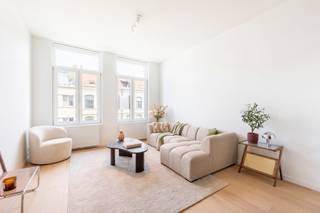 Droom je van een plek waar de Antwerpse gezelligheid letterlijk om de hoek ligt? Zoek niet verder! Dit recent volledig gerenoveerde appartement bevindt zich op een absolute toplocatie op het Zuid, op een steenworp van de iconische Marnixplaats. Of je nu zin hebt in een terrasje, een diner of een wandeling langs de Scheldekaaien: hier woon je in het hart van de stad, maar geniet je binnen van alle rust en licht.<br /><br />Zodra je de leefruimte binnenstapt, valt de prachtige parketvloer en de natuurlijke lichtinval meteen op. De open keuken is voorzien van alle toestellen en een handige aansluitende berging. Verder beschikt het appartement over een apart gastentoilet voor extra comfort.<br /><br />De achterzijde van het appartement is een oase van rust. Hier vind je de ruime slaapkamer met een ensuite badkame met dubbele lavabo en grote inloopdouche. Vanuit de slaapkamer heb je direct toegang tot het zuidgerichte terras. De perfecte plek voor een zonnig ontbijt of een glas wijn na het werk.<br /><br />Ook praktisch is aan alles gedacht: er is een private kelderberging voor je extra spullen en op het gelijkvloers kun je veilig je fiets stallen in de gemeenschappelijke fietsenberging.<br /><br />Wil jij dit leuke appartement graag komen ontdekken?<br /><br />Maak snel een afspraak via info@goose.be of bel ons op 03 369 36 38.