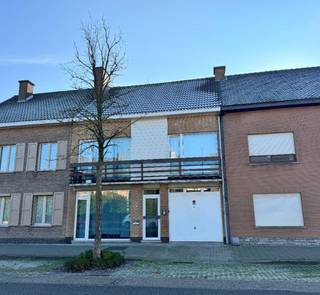 Deze rustig gelegen en zeer ruime woning is geschikt als eengezinswoning maar werd altijd verhuurd als 2 aparte entiteiten. Ook ideaal...
