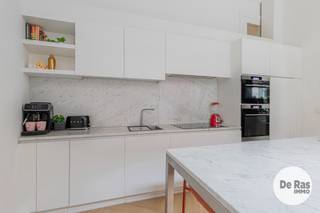 BEZOEKDAG ZATERDAG 17 OKTOBER 2026 VAN 10u TOT 13u (enkel op afspraak!)<br /><br />GERAARDSBERGEN - Authentieke burgerwoning met verrassend veel ruimte in hartje Geraardsbergen <br />Wonen in het centrum en toch genieten van de rust van een bijzonder aangename straat? Deze karaktervolle burgerwoning bevindt zich in de Nieuwstraat, een gezellige en zo goed als autoluwe straat in het hart van Geraardsbergen. Winkels, scholen en het stadscentrum liggen op wandelafstand en ook het station bevindt zich vlakbij. Een ideale ligging voor wie graag centraal woont, maar thuis vooral rust en gezelligheid zoekt.<br /><br />Achter de authentieke gevel schuilt een verrassend ruime en lichtrijke woning waar karakter en hedendaags wooncomfort mooi samenkomen. Op het gelijkvloers bevindt zich vooraan de volledig uitgeruste kwaliteitskeuken, met veel natuurlijke lichtinval. Achteraan vormt de ruime woonkamer met eetplaats het gezellige hart van de woning, met een aangenaam contact naar de binnentuin.<br /><br />Op de eerste verdieping bevinden zich twee grote slaapkamers en een royale badkamer, uitgerust met ligbad, douche en een mooi badkamermeubel. De tweede verdieping biedt nog eens twee volwaardige slaapkamers en een dressing. Helemaal bovenaan werd de zolderverdieping ingericht als hobbyruimte en muziekstudio met akoestische isolatie. Een inspirerende plek die bovendien toegang geeft tot een leuk dakterrasje.<br /><br />Ook buiten is het aangenaam vertoeven in de gezellige stadstuin. De aanwezige bijgebouwen bieden bovendien nog heel wat mogelijkheden en kunnen naar eigen smaak worden ingevuld als atelier, hobbyruimte, berging, buitenkeuken of tuinlounge.<br />Ook technisch staat deze woning sterk: centrale verwarming op gas, een vernieuwd en geïsoleerd dak, dubbele beglazing, conforme elektriciteit en 12 zonnepanelen met certificaten. Met een EPC-score van 185 kWh/m²/jaar, label B, combineert deze authentieke woning haar charme met een mooie energieprestatie.<br /><br />Kortom: Een warme en karaktervolle burgerwoning met bijzonder veel ruimte, sfeer en comfort, op een heerlijke plek midden in Geraardsbergen. Bel snel je afspraak op 053/60.65.60