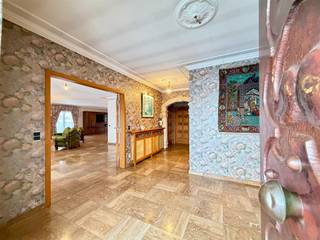 <p><span>Deze uitzonderlijk ruime villa, opgetrokken in 1978, is gelegen op een mooi perceel van 16a48ca in een aangename woonstraat te Dilsen-Stokkem. </span></p><p><span> </span></p><p><span>Een vlotte bereikbaarheid en de mooie natuur komen op een harmonieuze manier samen. Winkels, scholen en bushaltes bevinden zich op wandelafstand, terwijl ook liefhebbers van wandelen en fietsen hier volop aan hun trekken komen dankzij de nabijgelegen Maasoevers en de talrijke groene wandel- en fietspaden in de directe omgeving.</span></p><p><span> </span></p><p><span>De woning presenteert zich als een bijzonder solide en brede villa met een indrukwekkend volume en een bewoonbare oppervlakte van maar liefst 483 m². Doorheen de jaren werd de woning steeds zorgvuldig en met aandacht onderhouden, wat resulteert in een sterke, betrouwbare basis voor wie op zoek is naar maximale ruimte en wooncomfort. Met een gerichte actualisatie kan ze uitgroeien tot een riante en hedendaagse thuisbasis die perfect aansluit bij de huidige woonverwachtingen, zonder afbreuk te doen aan haar karakter en uitstraling. Tegelijk blijft bewoning in de huidige staat perfect mogelijk.</span></p><p><span> </span></p><p><span>Bij aankomst valt meteen de statige breedte van de villa op, gecombineerd met een aangename lichtinval dankzij de vele raampartijen. Het vernieuwde dak, de verzorgde algemene staat en de royale volumes onderstrepen meteen het potentieel. Ook het interieur beschikt over verschillende karaktervolle elementen, waaronder een volledig ingerichte wijnkelder die het geheel extra cachet en beleving geeft.</span></p><p><span> </span></p><p><span>Op het gelijkvloers betreedt men de woning via een zeer ruime en lichtrijke inkomhal. Aan de rechterzijde bevindt zich een grote bureauruimte, die desgewenst ook kan worden ingericht als extra slaapkamer. Links van de inkomhal opent zich een indrukwekkende leefruimte met een royale woonkamer en eetkamer. Aansluitend bevindt zich de keuken, met directe toegang tot het terras en de achtertuin, evenals een ruime berging. Verder beschikt men over een vestiaire, een gastentoilet en een nachthal die toegang biedt tot de slaapvleugel. Hier bevinden zich een eerste ruime slaapkamer, een tweede slaapkamer met airco, een badkamer en een derde slaapkamer met eigen badkamer. In totaal beschikt de woning over twee badkamers en drie tot vier slaapkamers. De zolderruimte is toegankelijk via een luik in de nachthal.</span></p><p><span> </span></p><p><span>Via een natuurstenen trap bereikt men de kelderverdieping, die eveneens toegankelijk is via een inrit naast de woning. Dankzij de aanwezigheid van twee garagepoorten is deze verdieping vlot bereikbaar en bijzonder veelzijdig in gebruik. De kelder is volledig afgewerkt en omvat onder meer een ingerichte wijnkelder, een douche en een toilet. Daarnaast was hier een discobar voorzien, waardoor deze ruimte zich uitstekend leent voor het creëren van een mancave, thuisfitness, hobbyruimte of andere invullingen naar eigen wens.</span></p><p><span> </span></p><p><span>De woning is centraal ingeplant op het perceel, wat zorgt voor een optimale lichtinval gedurende de hele dag. De westgerichte tuin biedt veel privacy en omvat een riante voortuin en een aangename achtertuin met terras, waar het in alle rust vertoeven is.</span></p><p><span> </span></p><p><span>Technisch beschikt de woning over een dak dat volledig vernieuwd werd in 2017, houten ramen met spiegelglas en rolluiken, en een EPC-score van 306 kWh/m² (label D, dicht bij C, geen renovatieverplichting). De verwarming gebeurt op stookolie. De elektrische installatie dient herkeurd te worden. </span></p><p><span> </span></p><p><span>Deze villa is bijzonder geschikt voor wie op zoek is naar een ruime gezinswoning met karakter, eventueel in combinatie met een thuiskantoor of andere invulling, mits de nodige vergunningen. Vrijberoepers, gezinnen en liefhebbers van ruimte en authenticiteit zullen zich hier ongetwijfeld meteen aangesproken voelen.</span></p><p><span> </span></p><p><span>De belangrijkste troeven op een rij:</span></p><ul><li><span>dak volledig vernieuwd in 2017</span></li><li><span>volledig onderkelderd en multifunctioneel inzetbaar</span></li><li><span>uitzonderlijke bewoonbare oppervlakte van 483 m² op een perceel van 16a48ca</span></li><li><span>mogelijkheid tot thuiskantoor of extra slaapkamer</span></li><li><span>zeer goed onderhouden woning met bijzonder veel potentieel</span></li></ul><p><span>Bent u op zoek naar een woning met volume, uitstraling en toekomstmogelijkheden op een rustige maar goed bereikbare locatie? Dan nodigen wij u graag uit om deze ter plaatse te ontdekken.</span></p><p><span>Neem gerust contact op met Robin via 0484 35 73 08 of via robin@jemar.be voor meer informatie of een bezoek ter plaatse.</span></p><p><span> </span></p>