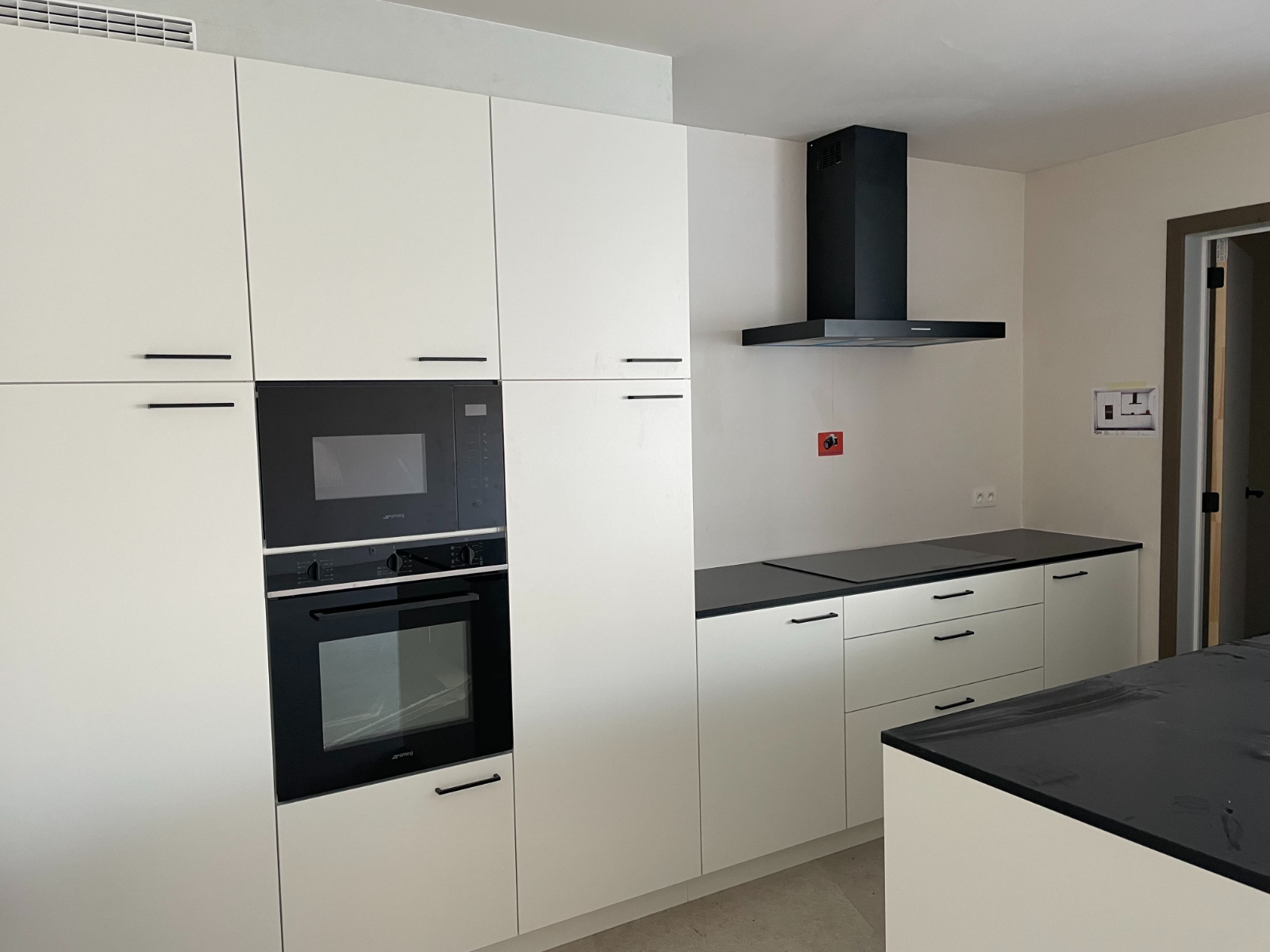 Net opgeleverd ruim nieuwbouwappartement met 2 slaapkamers en tuin in het centrum van Bornem. - photo 3