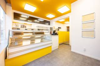  Charmant handelspand met woonst in een recent vernieuwde straat, mét prachtige gevel en enorm veel potentieel, letterlijk op een steenworp van...