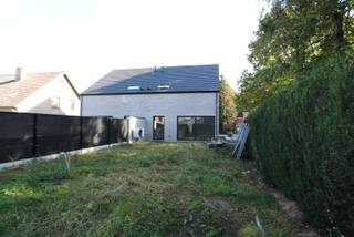Vlakbij het stadscentrum vind je deze nieuwbouwwoning, gelegen in een mooie woonbuurt op wandelafstand van het stadspark en het winkelcentrum T-Forum.<br /><br />De woning wordt Casco Plus opgeleverd. Dat wil zeggen: alle grote werken zijn al gebeurd, en jij werkt nog af naar eigen smaak. <br />De bewoonbare oppervlakte bedraagt 168m² + 30m² zolder.<br /><br />Reeds uitgevoerd en inbegrepen: <br />- volledige ruwbouw; <br />- pleisterwerken en chapewerken; <br />- vloer- en muurisolatie; <br />- aluminium ramen met thermoprofielen en energiezuinige beglazing; <br />- vloerverwarming met warmtepomp lucht/water (Vaillant); <br />- elektrische installatie afgewerkt; <br />- zonnepanelen voorzien; <br />- ventilatiesysteem aanwezig.<br /><br />Nog af te werken door de koper: <br />- vloerafwerking (tegels, parket, …); <br />- keuken; <br />- badkamer; <br />- binnendeuren en bezetting trap.<br /><br />Creëer op korte tijd een instapklare woning volledig volgens jouw stijl.<br /><br />Indeling gelijkvloers:<br />x je komt binnen in de inkomhal met toegang tot het gastentoilet; <br />x vooraan een extra ruimte voor bv. bureau, hobbykamer of speelruimte; <br />x ruime leefruimte die mooi aansluit op de open keuken; <br />x achteraan een groot schuifraam en buitendeur naar terras en tuin.<br />x naast de keuken is er een praktische wasplaats/berging.<br /><br />Verdieping: <br />x 3 ruime slaapkamers, <br />x technische ruimte met berging, <br />x badkamer voorzien voor bad, douche en toilet.<br />x berging.<br /><br />Zolder: 30m² extra zolderruimte, ideaal voor stockage/berging. <br /><br />INTERESSE? Bel ons voor een bezichtiging op het nummer 012 23 00 23 of mail uw vragen aan roland@immo-leroi.be.