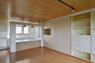 <h1><span>Studio op de 10de verdieping met dakterras en zicht op het Rivierenhof</span></h1>
<p><span>Op de 10de verdieping van een appartementsgebouw met lift in Deurne bevindt zich deze studio van ca. 40 m². De studio is toe aan een opfrissing, maar beschikt over een aantal mooie troeven: de ramen werden reeds vernieuwd en het aangename dakterras biedt een bijzonder open uitzicht richting het Rivierenhof. Een interessante opportuniteit voor wie een compacte woonst naar eigen smaak wil inrichten of op zoek is naar een investering in Deurne.</span></p>
<p><strong><span>Indeling</span></strong></p>
<ul>
<li><span>Woon- en slaapruimte met voldoende plaats voor een bed en zithoek.</span></li>
<li><span>Ruime, praktische kastenwand die heel wat opbergruimte biedt.</span></li>
<li><span>Afzonderlijke keuken.</span></li>
<li><span>Badkamer voorzien van een bad met douchefunctie, lavabo en toilet.</span></li>
<li><span>Aangenaam dakterras met een open uitzicht richting het Rivierenhof.</span></li>
<li><span>De studio bevindt zich op de 10de verdieping en is bereikbaar met de lift.</span></li>
</ul>
<p><strong><span>Op te frissen met mooie basis</span></strong><br /><span>De studio heeft een totale oppervlakte van ca. 40 m² en kan een algemene opfrissing gebruiken. De reeds vernieuwde ramen vormen daarbij een belangrijke troef en een mooie basis voor verdere modernisering.</span></p>
<p><span>Dankzij de hoge ligging geniet u bovendien van een ruimtelijk gevoel en een open uitzicht. Het dakterras vormt zonder twijfel een van de blikvangers: een fijne buitenruimte met zicht richting het groen van het Rivierenhof.</span></p>
<p><strong><span>Compact wonen of investeren in Deurne</span></strong><br /><span>Met zijn oppervlakte van ca. 40 m², vernieuwde ramen, praktische indeling, lift en dakterras biedt deze studio heel wat potentieel. Ideaal voor wie zelf de handen uit de mouwen wil steken en het geheel naar eigen smaak wil afwerken.</span></p>
<p><span>Interesse in deze studio op de 10de verdieping in Deurne? Contacteer ons voor meer informatie of een bezoek via </span><strong><span>03 535 12 75</span></strong><span>.</span></p>