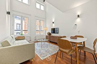 In het hart van Brussel, op een gegeerde locatie nabij de Grote Markt, bevindt zich deze charmante, volledig gemeubelde duplex van ongeveer 75 m². De woning combineert een praktische indeling met een gezellige uitstraling en vormt een ideale woonplek voor wie graag midden in het bruisende stadsleven verblijft.<br /><br />De duplex is verdeeld over twee niveaus en beschikt over een aangename leefruimte met voldoende plaats voor een zit- en eetgedeelte. De volledig ingerichte keuken sluit hier mooi bij aan en zorgt voor een praktische en gezellige leefomgeving.<br /><br />Het appartement is volledig gemeubeld en is bijgevolg meteen instapklaar. Dankzij de centrale ligging bevinden de Grote Markt, winkels, restaurants, cafés en tal van culturele bezienswaardigheden zich op wandelafstand. Ook het openbaar vervoer is vlot bereikbaar, waardoor u zich gemakkelijk door Brussel en omgeving kunt verplaatsen.<br /><br />Gemeenschappelijke lasten: €65/maand<br />Provisie water en verwarming: €150/maand