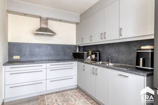 <p><strong>Instapklaar en ruim gerenoveerd appartement met 2 slaapkamers in het centrum van Oud-Turnhout</strong></p>
<p>Bent u op zoek naar een comfortabel en ruim appartement op een centrale ligging? Of overweegt u een interessante investering met meteen rendement? Dit gerenoveerde appartement in het hart van Oud-Turnhout combineert beide perfect. Ideaal voor wie comfortabel wil wonen op een centrale locatie, met alle voorzieningen binnen handbereik.</p>
<p>Met een bewoonbare oppervlakte van 109 m² biedt dit appartement een aangename en lichtrijke leefruimte, een praktische indeling en twee ruime slaapkamers.</p>
<p>Het appartement is momenteel verhuurd, wat het ook interessant maakt voor wie op zoek is naar een zorgeloze investering met directe opbrengst.</p>
<p>Als extra troef is een garagebox inbegrepen in de prijs.</p>
<p><strong>Troeven:</strong></p>
<ul><li>Centrale ligging in Oud-Turnhout</li><li>Ruime bewoonbare oppervlakte (109 m²)</li><li>2 volwaardige slaapkamers</li><li>Volledig gerenoveerd en instapklaar</li><li>Geen renovatieplicht &amp; asbestveilig</li><li>Garagebox inbegrepen</li><li>Zowel ideaal voor eigen bewoning als investering</li></ul>
<p>Interesse in dit veelzijdige appartement? Neem gerust contact op voor meer info of een bezoek ter plaatse.</p>