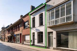Gelegen in een zijstraat van het winkelcentrum van Lier, geniet deze volledig gerenoveerde woning van een centrale ligging met alle voorzieningen...