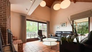 Bij ImmoFusion 7/7 “open huis” : klik op onze 3D-TOUR.<br />Ervaar vastgoed alsof je er zelf doorloopt!<br /><br /><br />Welkom in deze ruime en charmante gezinswoning gelegen in het hippe Boekt, waar comfort, ruimte en een praktische indeling centraal staan. Met vier volwaardige slaapkamers, een mooie aangelegde tuin en een gezellige leefruimte biedt deze woning alle troeven voor gezinnen die op zoek zijn naar een aangename thuisbasis met veel mogelijkheden. Dankzij de grote ruimtes, de mooie lichtinval en de verzorgde inrichting voelt u zich hier meteen thuis.<br />Daarnaast is er beneden de mogelijkheid om een praktijkruimte te voorzien of een activiteit uit te oefenen als zelfstandige!<br /><br /><br />Bij het binnenkomen betreedt u de inkomhal waar zich onmiddellijk de trap naar de bovenverdieping bevindt. Vanuit de hal krijgt u toegang tot de verschillende leefruimtes van de woning. De leefruimte werd ingericht als een gezellige en ruime living waar voldoende plaats is voor een comfortabele zithoek en een grote eettafel. Dankzij de verbinding met de keuken ontstaat er een aangenaam open gevoel en geniet u bovendien van een mooi zicht op de tuin.<br /><br /><br />Aansluitend bevindt zich de volwaardige keuken, praktisch ingericht met voldoende kastruimte en werkoppervlakte. Door de aangename connectie met de leefruimte vormt dit het ideale hart van de woning voor gezellige familiemomenten of etentjes met vrienden.<br /><br /><br />Verder beschikt de woning op het gelijkvloers nog over een handige wasruimte en een extra polyvalente ruimte die perfect kan dienen als bureauruimte, speelkamer, hobbyruimte of gezellige leeshoek. Ook vanuit deze ruimte geniet u van een rustgevend zicht op de tuin. Daarnaast bevindt zich beneden nog een apart toilet.<br /><br /><br />Op de bovenverdieping vindt u vier volwaardige slaapkamers terug. Drie ruime slaapkamers bieden voldoende plaats en genieten van een aangename lichtinval. De vierde kamer kan perfect ingericht worden als logeerkamer, dressing of bureau. De badkamer is praktisch ingericht en beschikt zowel over een aparte douche als een comfortabel ligbad, ideaal voor gezinnen.<br /><br /><br />Buiten beschikt deze woning over een grote en mooi aangelegde tuin waar tuinliefhebbers volledig tot rust kunnen komen. Dankzij het ruime perceel geniet u hier van veel privacy en voldoende ruimte om te ontspannen, spelen of gezellig te tafelen tijdens de zomermaanden. De aanwezige carport zorgt bovendien voor extra comfort en voldoende parkeermogelijkheden.<br /><br /><br />De woning biedt een uitstekende combinatie van ruimte, functionaliteit en gezelligheid en vormt hierdoor de ideale gezinswoning voor wie op zoek is naar een comfortabele woonomgeving met tal van mogelijkheden.<br /><br /><br />Pluspunten:<br />- gelegen te Boekt, the place to be, Boekt is in volle ontwikkeling! wees er snel bij!<br />- 4 volwaardige slaapkamers<br />- Praktische indeling<br />- Grote leefruimtes<br />- Mooie aangelegde tuin<br />- Carport aanwezig<br />- Extra polyvalente ruimte/bureau<br />- Veel lichtinval<br />- Ideale gezinswoning<br /><br /><br />Voor een bezichtiging ter plaatse of meer info, bel ons op 078/78.78.70, of kom gewoon binnen op ons kantoor, steeds welkom!