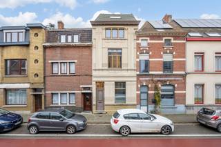 À deux pas du centre-ville animé, nichée dans une rue calme, vous trouverez cette maison de caractère, construite dans le style Art nouveau du...