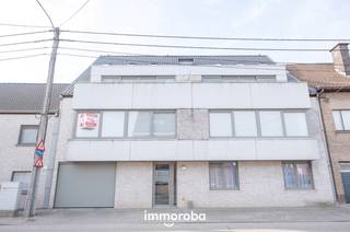 Instapklaar modern appartement te Desselgem, nabij centrum Waregem.<br />Het appartement heeft volgende indeling: inkom met toilet, ruime en lichtrijke living met open keuken, ruime berging, badkamer, 2 slaapkamers, balkon en garagebox.<br />Gemeenschappelijke tuin achteraan de garages. <br />*Vlakbij centrum Waregem<br />*Vlotte E17 verbinding<br />*Instapklaar!<br />Algemene kosten: €50/mnd. Wenst u meer informatie of een bezoek, mail naar anke@immoroba.be