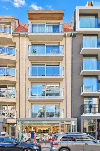 Deze topper van maar eventjes 103m² heeft zowel vooraan kant winkelstraat als aan de zuidgerichte achterkant een leuk terras. De ultra grote woonruimte is uiteraard een grote troef voor dit mooie pand. Daarnaast is de keuken compleet ingericht met aanhorige, grote berging. De badkamer is voorzien van zowel bad als inloopdouche én dubbele wastafel. Afzonderlijk toilet op de gang. Achteraan bevinden zich de 2 volwaardige slaapkamers mét toegang tot het terras.<br />U heeft de mogelijkheid om op een boogscheut een garage aan te kopen onder de Zeedijk mits supplement. Meubels incluis. EPC-waarde: 67 (Label A).<br />
