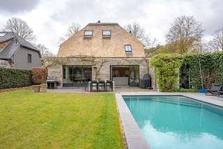 In een gegeerde wijk bevindt zich deze charmante vrijstaande en rietgedekte villa afgewerkt met oog voor detail met een ideale zuid...