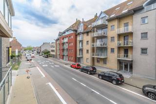 Op een boogscheut van buurtwinkels, ziekenhuis, scholen, openbaar vervoer en de markt van Veurne vinden we dit verzorgd appartement (2006) te huur. Het appartement (108m²) heeft een vlotte verbinding richting de kust en de E40. Het zuidgericht terras, kwaliteitsvolle afwerking en de verzorgde staat zijn enkele van de vele troeven.> Het appartement bevindt zich op de 2de verdieping en omvat:- Inkomhal;- Grote, open leefruimte met toegang tot het groot zuidgericht terras;- Keuken met vitrokeramische kookplaat, dubbele spoelbak, combi-oven en koelkast;- Badkamer met bad/douche en wasmeubel met lavabo;- Apart toilet;- Berging 1;- Berging 2;- 2 ruime slaapkamers met toegang tot het terras.> Kelderverdieping:- Gemeenschappelijke fietsenbergingBeschikbaar vanaf 01/10/2026Gemeenschappelijke kosten: €65,-/maandTroeven:-TOPlocatie;- Energiezuinig (EPC B);- Ruime terras;- Centrale verwarming op aardgas;- Gemeenschappelijke fietsenberging.Ben je geïnteresseerd in dit pand te huur in Veurne? Ga naar de website www.dewaele.com, klik op het pand dat je wenst te huren. Via de rode knop "vraag je bezoek aan" vragen we u kort een profiel in te vullen. Daarna nemen we contact op voor een bezoek. Telefonisch kunnen er geen afspraken gemaakt worden.