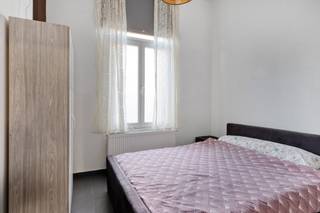 Lichtrijke woning met 4 à 5 slaapkamers, terras en ruime kelder.Indeling:Op het gelijkvloers bevinden zich de inkomhal, één slaapkamer, een...