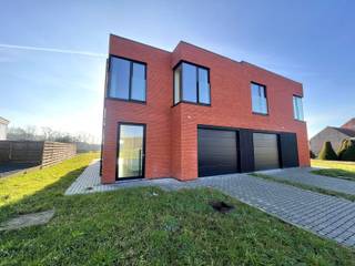 GELIJKVLOERSInkomhal inclusief gastentoilet met handenwasser 11 m² op tegel. Lichtrijke leefruimte 49,5 m² op tegel met prachtig zicht op de tuin...