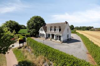 Met een ligging langs de Grotesteenweg in Geel geniet deze handelswoning van een uitstekende bereikbaarheid en zichtbaarheid in toch een...